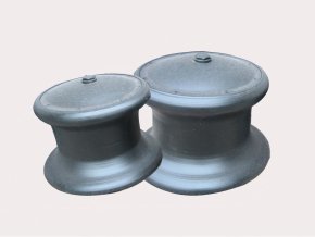Deck roller fairlead for mooring line guidance