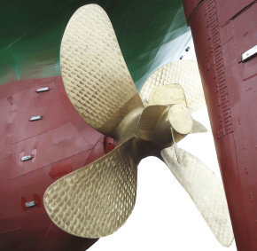 Vortex straightening fins on the hull ahead of the propeller